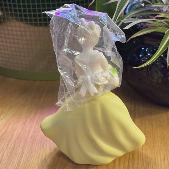 Avon Flower Maiden Unforgettable Figural Bottle, Vintage Circa 1974 - Picture 3 of 16